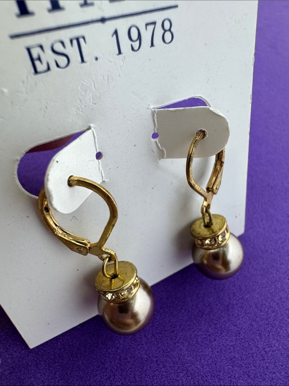 💛 Chaps Gold-Tone Purple Pearl Drop Earrings with Crystal Caps - Picture 3 of 3